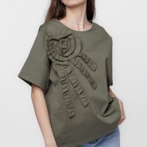 Bluza cu aplicatie boboc din jerseu kaki măsuri mari