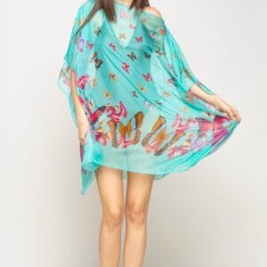 Rochie de plaja tip poncho cu fluturi pe fond turcoaz