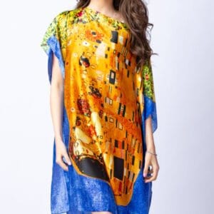 Rochie de plaja tip poncho din matase cu stilizare   Sarutul   pe fond albastru măsuri mari