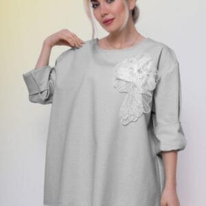 Bluza gri deschis din jerseu de bumbac cu aplicatie floare cu dantela si perlute albe măsuri mari