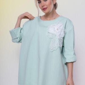 Bluza verde menta din jerseu cu aplicatie floare cu dantela si perlute albe măsuri mari