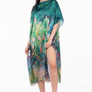 Rochie de plaja lunga tip poncho din matase cu imprimeu impresionist floral pe fond verde măsuri mari