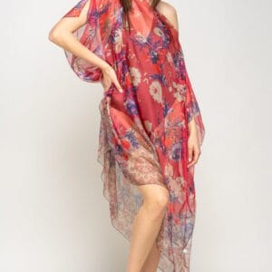 Rochie de plaja tip poncho cu flori pe fond rosu inchis
