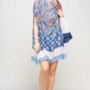 Rochie de plaja tip poncho cu motive florale si buline alb cu albastru
