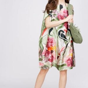Rochie de plaja tip poncho din matase cu trandafiri fucsia pe fond verde măsuri mari